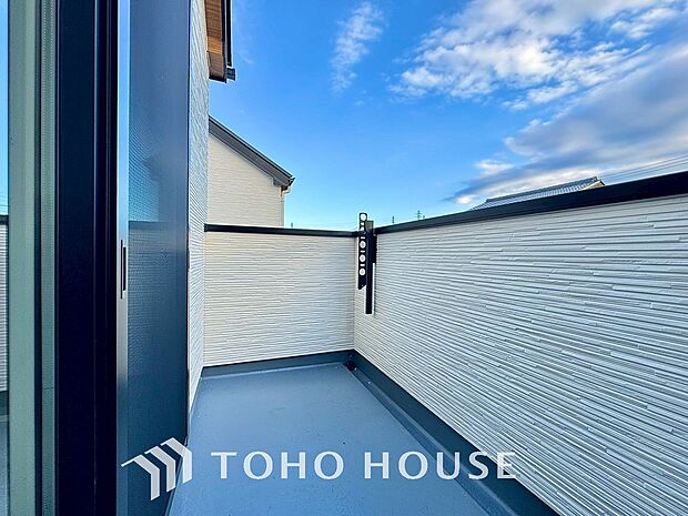 自然な風と光を感じる、心地よいバルコニー。日当たりも良好で洗濯物もすぐに乾きます。