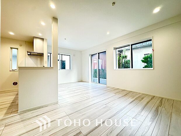 リビングがつなぐ、心と空間。家族が共に過ごす理想の場所がここにあります。