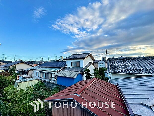 太陽光がいっぱいに注ぐ窓辺。自然の光を楽しむ豊かな日常がここに。