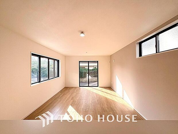 明るいリビングルームは自然と家族が集まるコミュニケーションの場所。