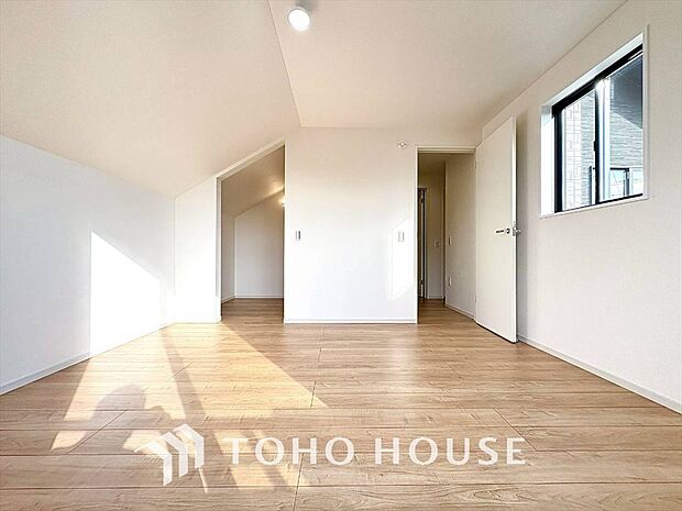 リラックスできる広々としたお部屋。暖かな雰囲気が包む、心地よい空間。