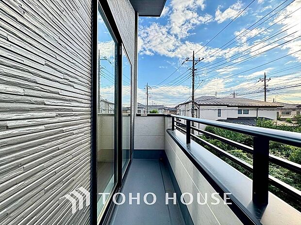 自然な風と光を感じる、心地よいバルコニー。日当たりも良好で洗濯物もすぐに乾きます。