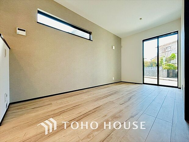 明るいリビングルームは自然と家族が集まるコミュニケーションの場所。