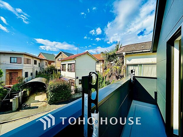 自然な風と光を感じる、心地よいバルコニー。日当たりも良好で洗濯物もすぐに乾きます。