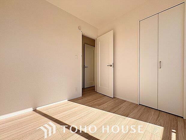 リラックスできる広々としたお部屋。暖かな雰囲気が包む、心地よい空間。