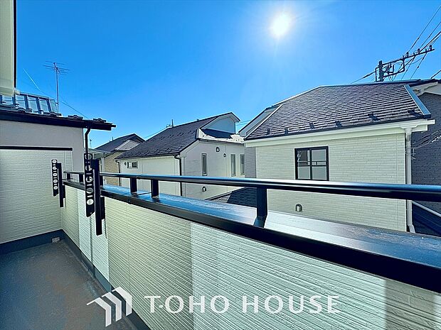 自然な風と光を感じる、心地よいバルコニー。日当たりも良好で洗濯物もすぐに乾きます。