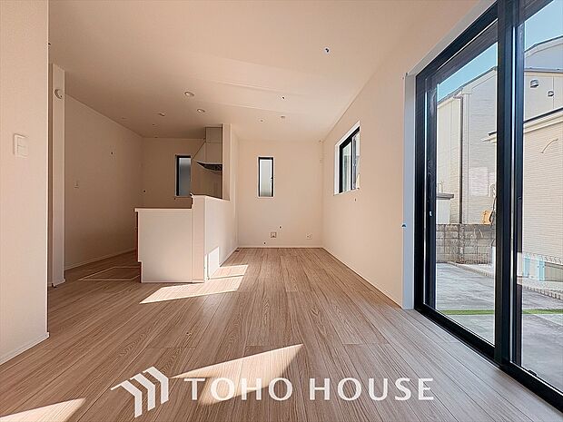 リビングがつなぐ、心と空間。家族が共に過ごす理想の場所がここにあります。