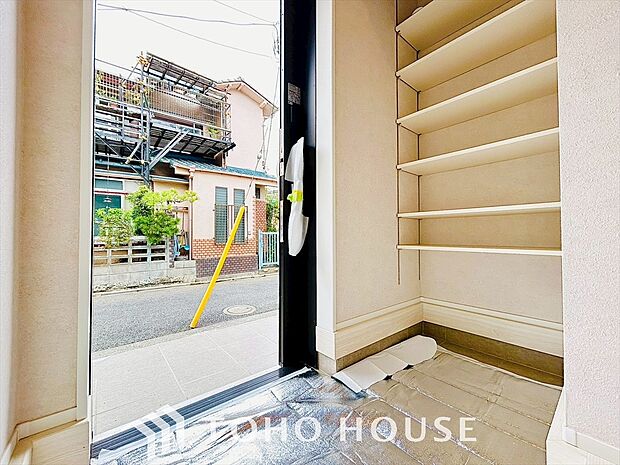 コンパクトで効率的な玄関収納。整理整頓にこだわった収納で、心地よい暮らしを実現します。