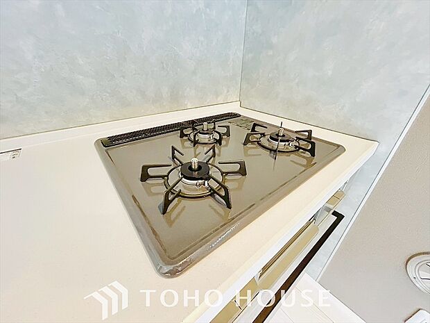 3口コンロでお料理のスピードもUP。効率よくお料理ができますね。