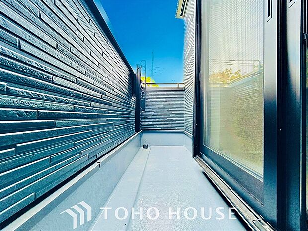 自然な風と光を感じる、心地よいバルコニー。日当たりも良好で洗濯物もすぐに乾きます。