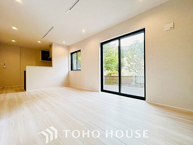 リビングがつなぐ、心と空間。家族が共に過ごす理想の場所がここにあります。