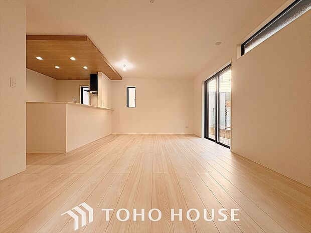 明るいリビングルームは自然と家族が集まるコミュニケーションの場所。