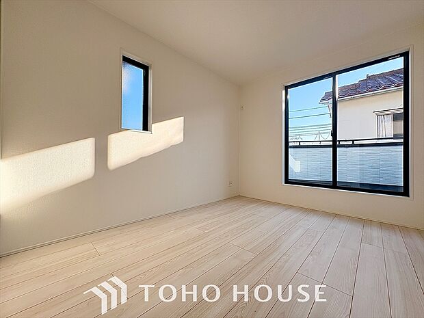 穏やかな雰囲気が漂う、心落ち着く特別な空間。静けさと心地よさが溢れる居室スペース。