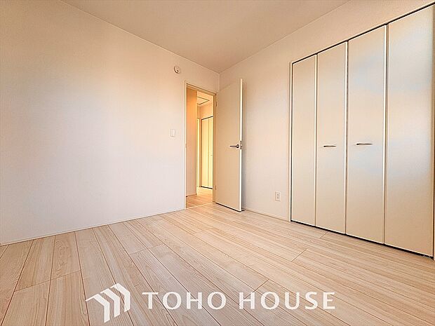 リラックスできる広々としたお部屋。暖かな雰囲気が包む、心地よい空間。