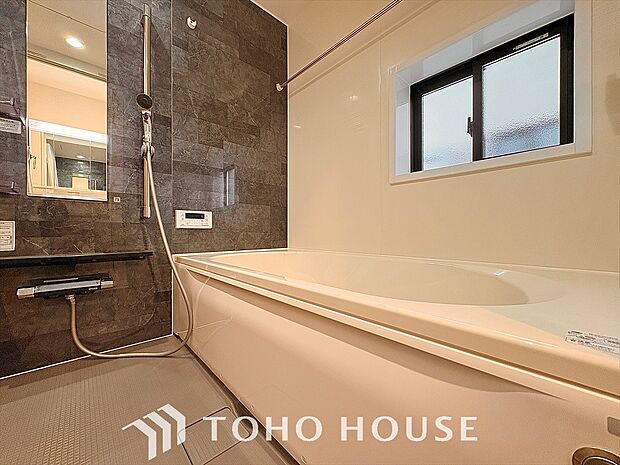 浴室暖房乾燥機を完備し、夜間や雨天時のお洗濯も安心の浴室設備です。