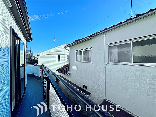 自然な風と光を感じる、心地よいバルコニー。日当たりも良好で洗濯物もすぐに乾きます。