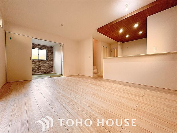 リビングがつなぐ、心と空間。家族が共に過ごす理想の場所がここにあります。