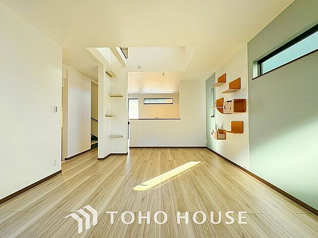 明るいリビングルームは自然と家族が集まるコミュニケーションの場所。