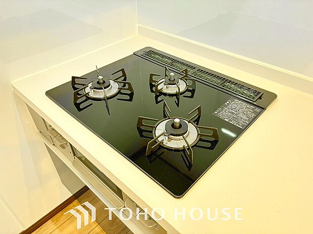 3口コンロでお料理のスピードもUP。効率よくお料理ができますね。