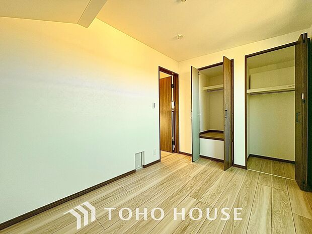 リラックスできる広々としたお部屋。暖かな雰囲気が包む、心地よい空間。