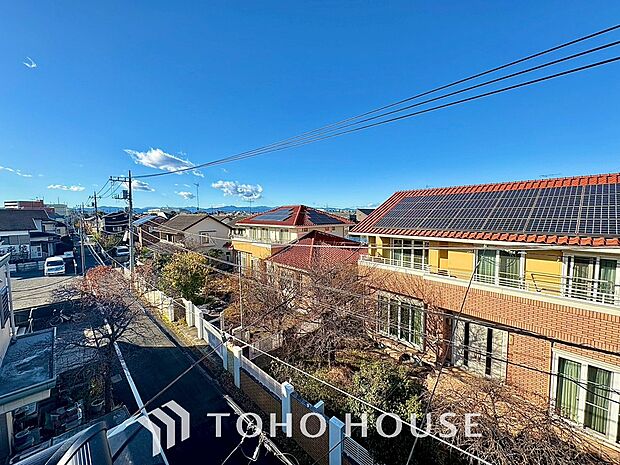 太陽光がいっぱいに注ぐ窓辺。自然の光を楽しむ豊かな日常がここに。