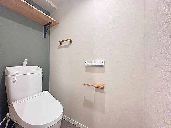 清潔感と快適性を兼ね備えた、心地よいトイレ空間。清潔さと快適さを備えたちょうどよいスペース。