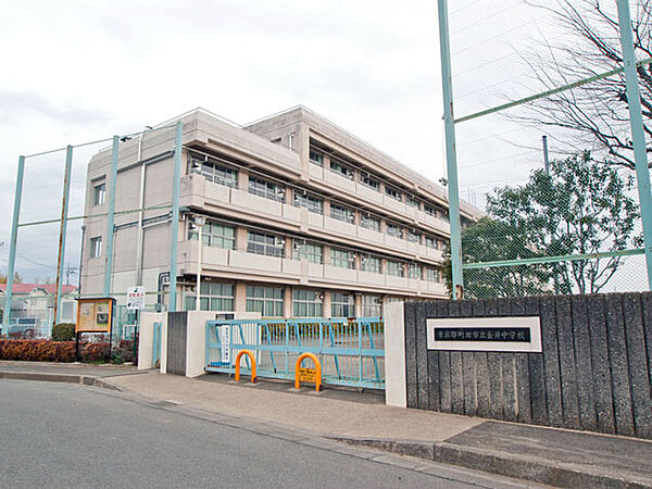 町田市立金井中学校 距離約1100m