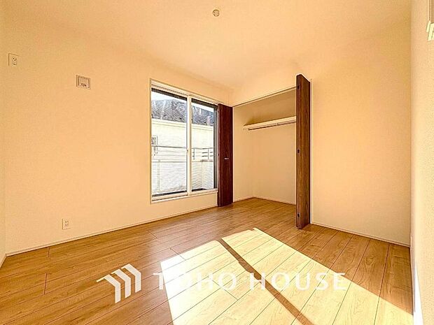 一日の疲れを癒やしてくれる主寝室。時を忘れて過ごす場所として過ごせるお部屋。