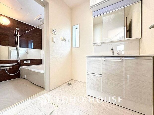 スタイリッシュで機能的、清潔感と快適さが共演する空間。洗面所の収納も使い勝手良く、洗練されたデザインが洗面所を際立たせます。