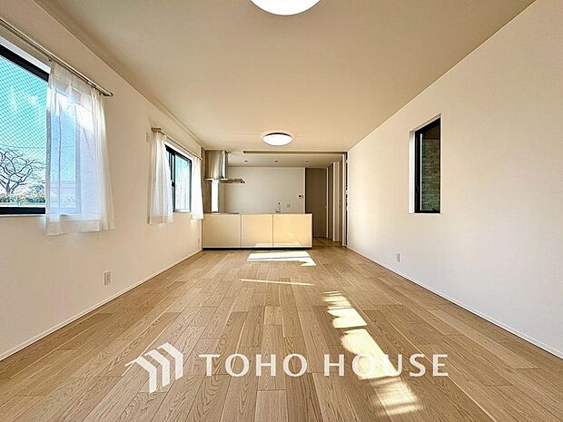 リラックスと居心地の良さが共鳴するくつろぎのリビング空間。暮らしの中心であり、心の安らぎをもたらします。