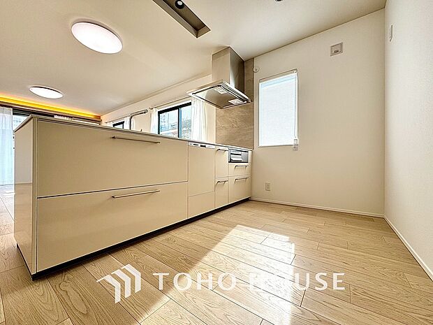 広々とした対面キッチンで、家族の時間をもっと楽しく。料理と会話が弾む理想の空間。