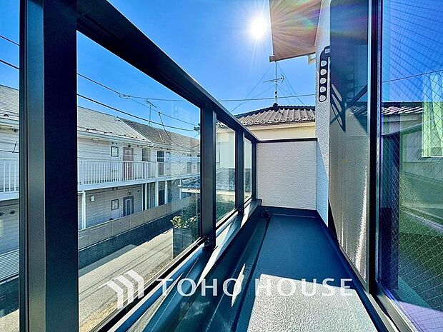 明るい陽射しと暖かな光が心地よい、日当たり豊かなバルコニー。洗濯物もいつもさっと乾きます。