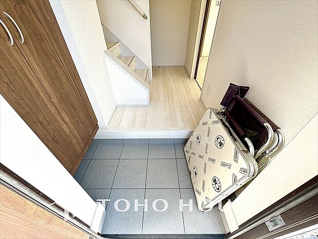 明るく整えられた玄関が、暮らしの質を物語ります。収納力と開放感を両立し、いつもスッキリとした空間へ。