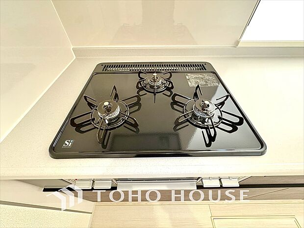 3口コンロは、多彩な調理を実現。高火力と低火力の組み合わせで、一度に多彩な料理が調理可能。