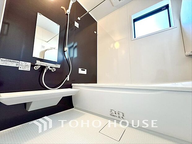 「癒しのバスタイム」一日の疲れを癒すための浴室はゆとりあるサイズを採用。保温機能付き、汚れをはじく有機ガラス系の新素材を採用した浴室。美しく機能的な設備を採用しています。