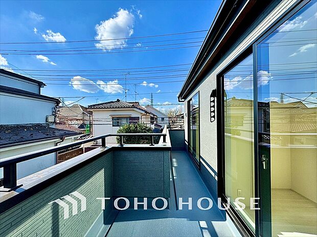 太陽光がいっぱいに注ぐ窓辺。自然の光を楽しむ豊かな日常がここに。