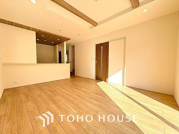 リラックスと居心地の良さが共鳴するくつろぎのリビング空間。暮らしの中心であり、心の安らぎをもたらします。