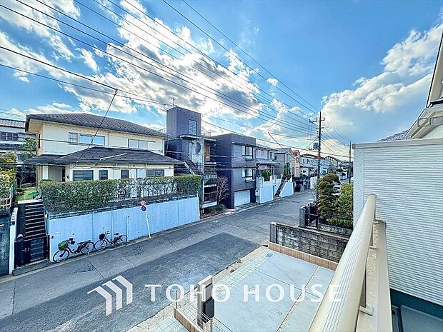 星空が地上に映りこむかのような夜景のきらめきまで、この街ならではの美しい風景の物語が室内に展開。