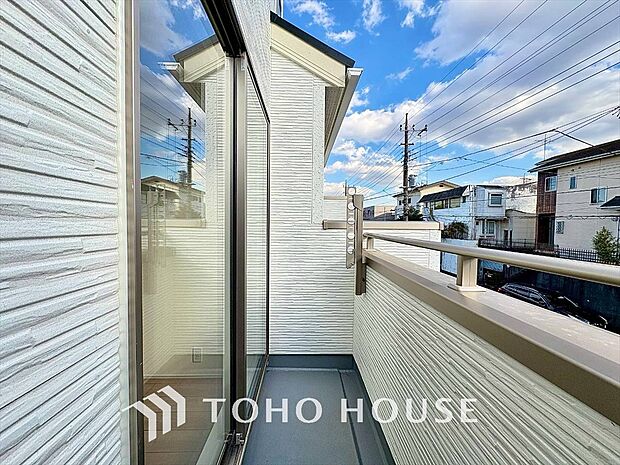 明るい陽射しと暖かな光が心地よい、日当たり豊かなバルコニー。洗濯物もいつもさっと乾きます。