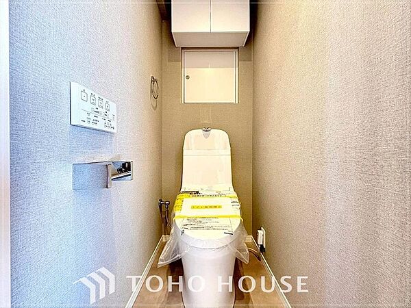 清潔感と快適性を兼ね備えた、心地よいトイレ空間。清潔さと快適さを備えたちょうどよいスペース。