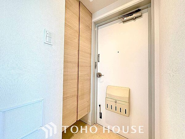 落ち着いた雰囲気の玄関、家族の帰りを暖かく迎えてくれます。