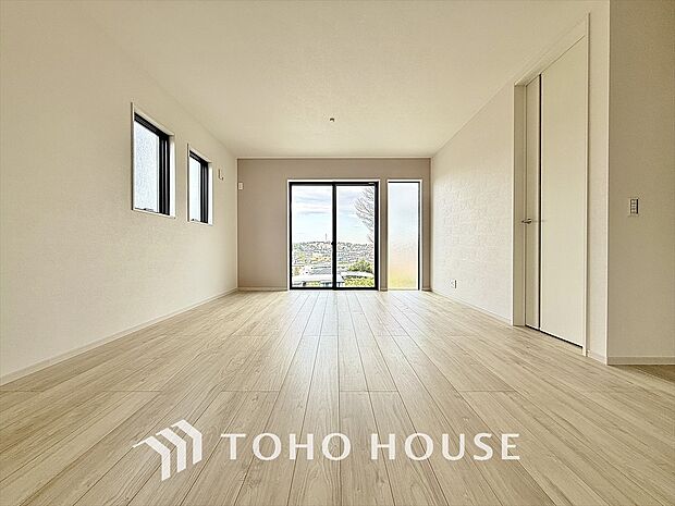 明るいリビングルームは自然と家族が集まるコミュニケーションの場所。