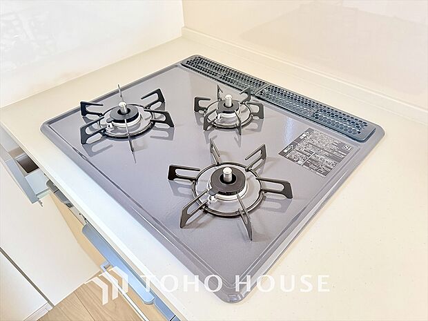 3口コンロでお料理のスピードもUP。効率よくお料理ができますね。