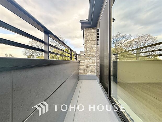 自然な風と光を感じる、心地よいバルコニー。日当たりも良好で洗濯物もすぐに乾きます。