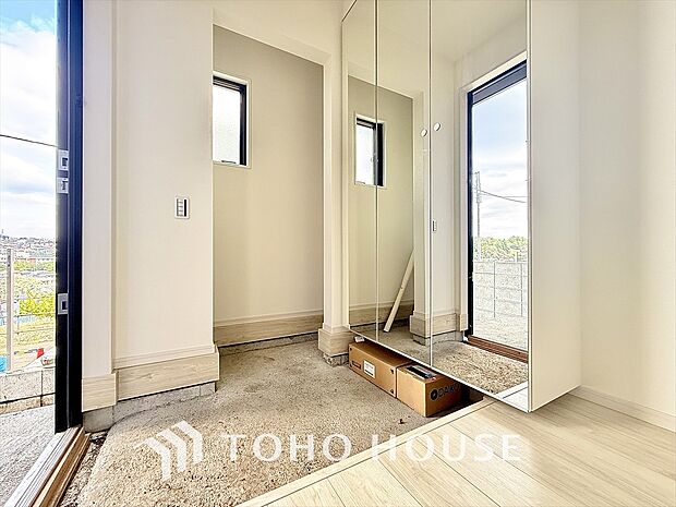 明るく整えられた玄関が、暮らしの質を物語ります。収納力と開放感を両立し、いつもスッキリとした空間へ。