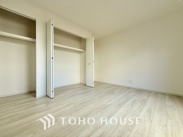 リラックスできる広々としたお部屋。暖かな雰囲気が包む、心地よい空間。