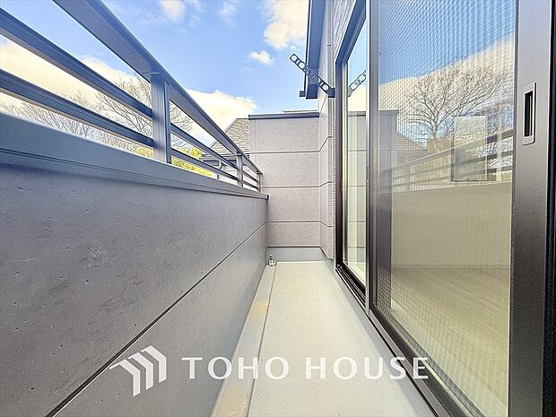 自然な風と光を感じる、心地よいバルコニー。日当たりも良好で洗濯物もすぐに乾きます。