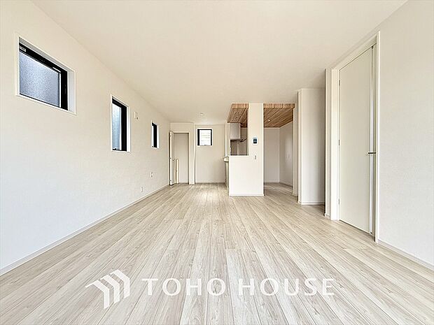 リビングがつなぐ、心と空間。家族が共に過ごす理想の場所がここにあります。