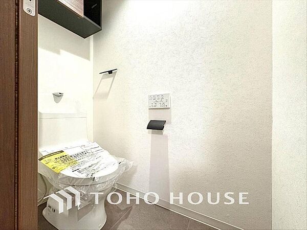清潔感と快適性を兼ね備えた、心地よいトイレ空間。清潔さと快適さを備えたちょうどよいスペース。