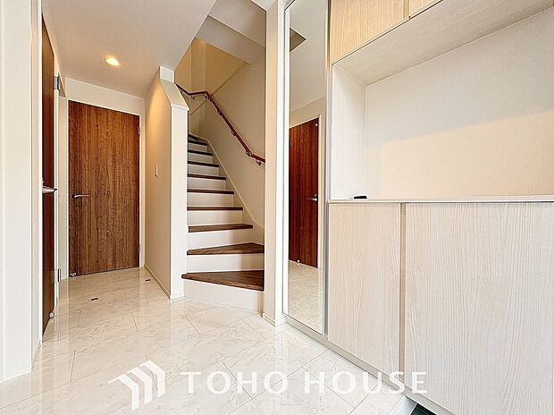 明るく整えられた玄関が、暮らしの質を物語ります。収納力と開放感を両立し、いつもスッキリとした空間へ。